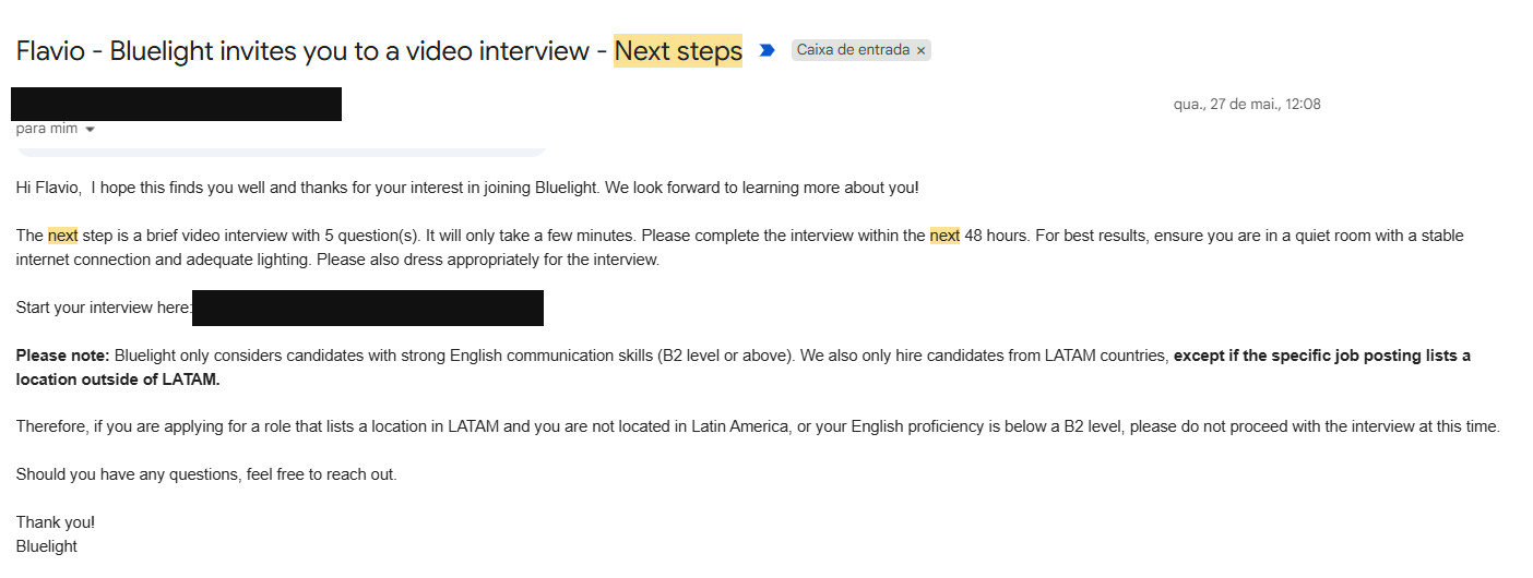 Captura de e-mail da Bluelight convidando Flavio para uma entrevista em vídeo com 5 perguntas, com remetente e link da entrevista ocultados por tarjas
