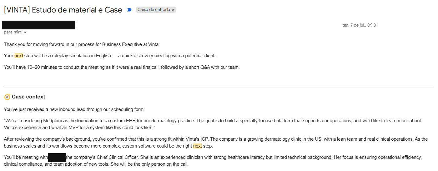 Captura de e-mail da Vinta sobre a etapa de simulação (roleplay de uma reunião de discovery em inglês) para a vaga de Business Executive, com remetente e nome de pessoa ocultados por tarjas